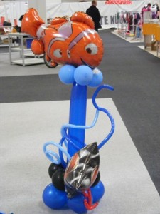 Ballonsäule mit Nemo und Piratenfahne